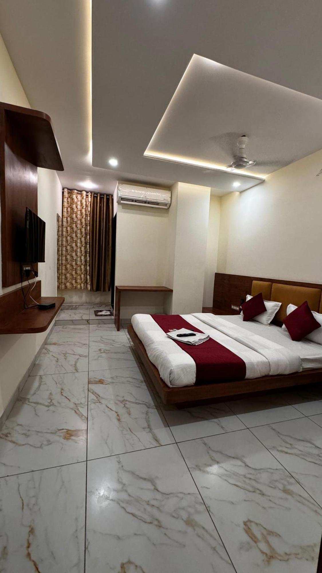 Hotel Prakasham Удджайн Экстерьер фото