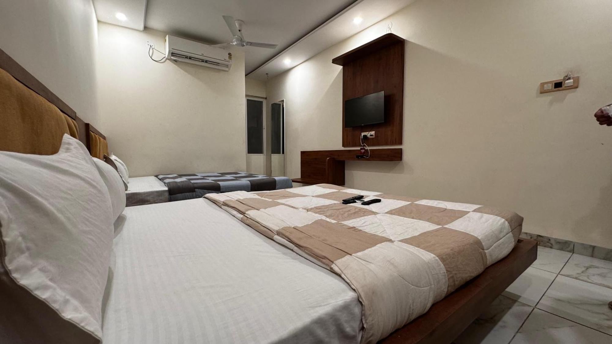Hotel Prakasham Удджайн Экстерьер фото