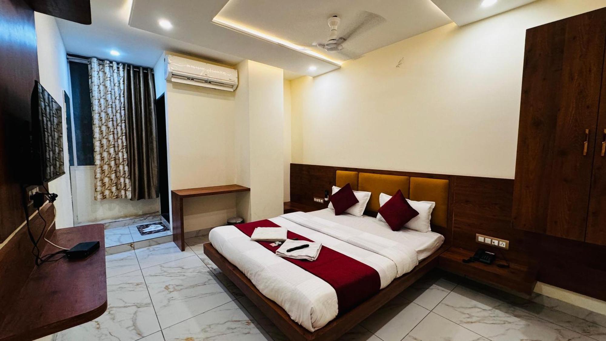 Hotel Prakasham Удджайн Экстерьер фото