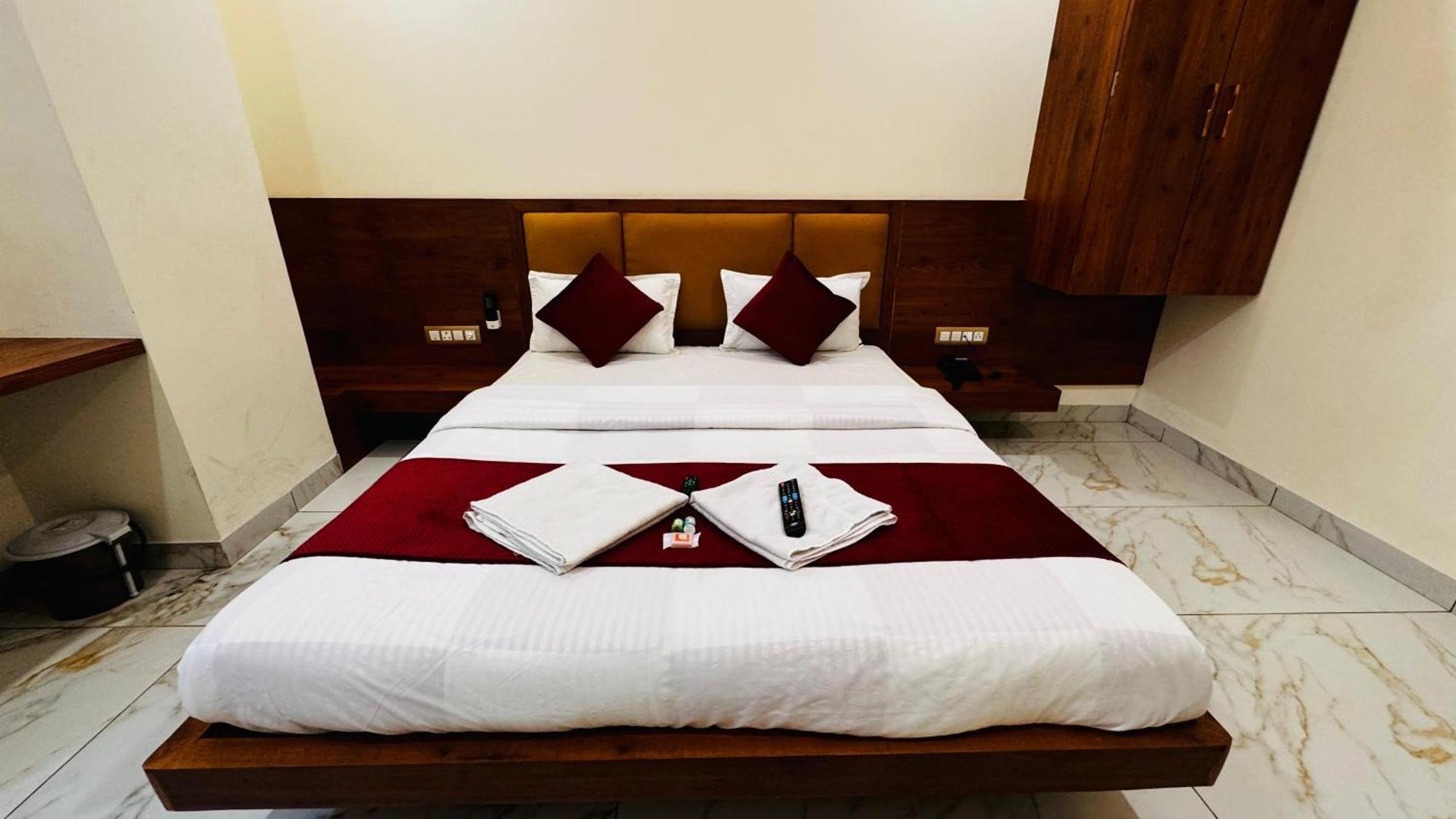 Hotel Prakasham Удджайн Экстерьер фото