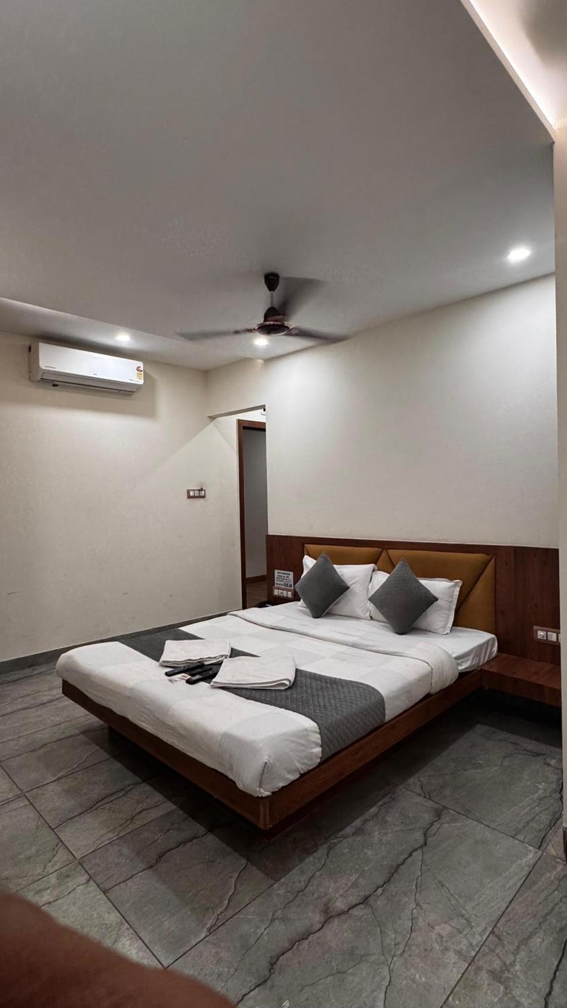 Hotel Prakasham Удджайн Экстерьер фото