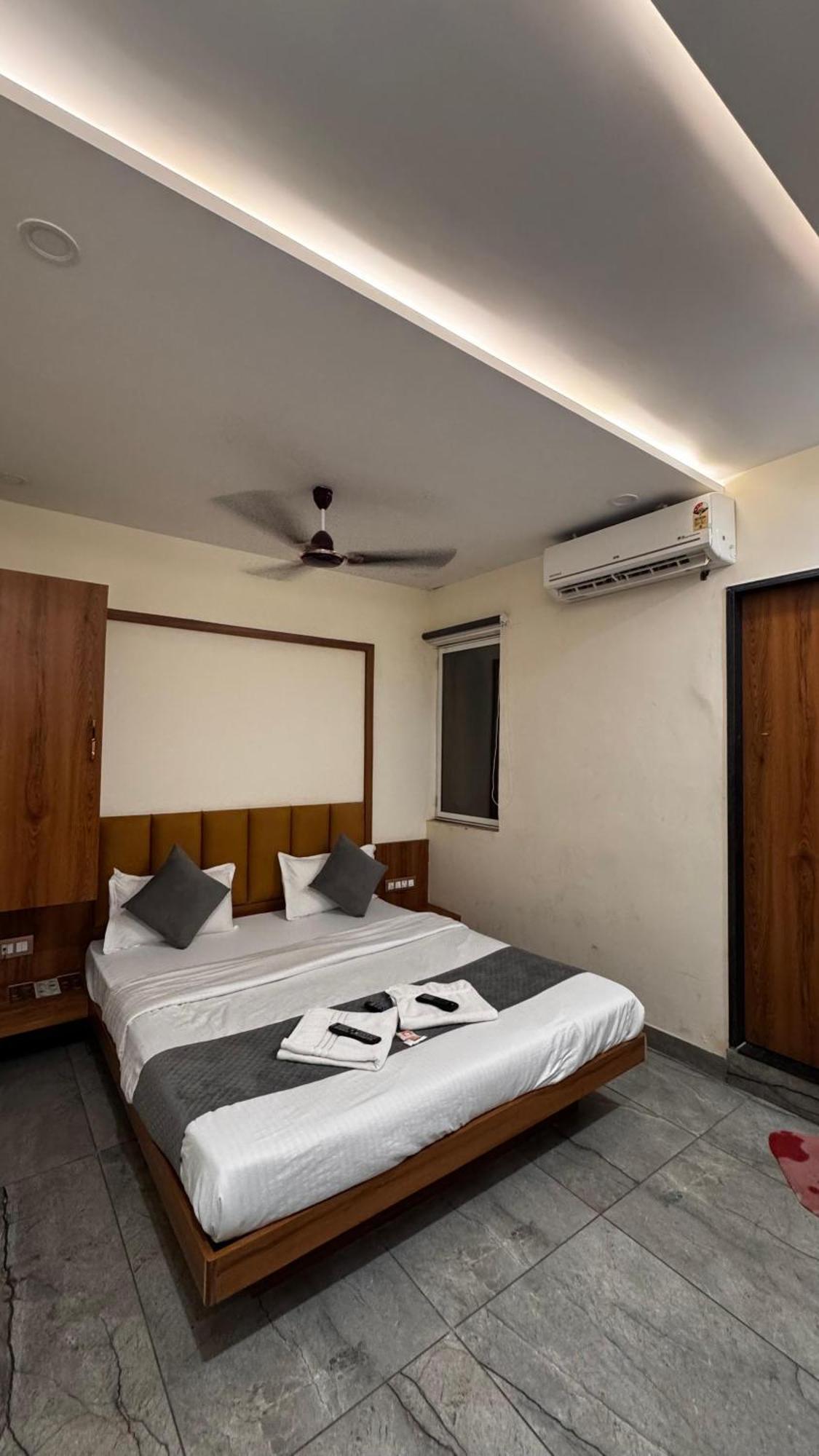 Hotel Prakasham Удджайн Экстерьер фото