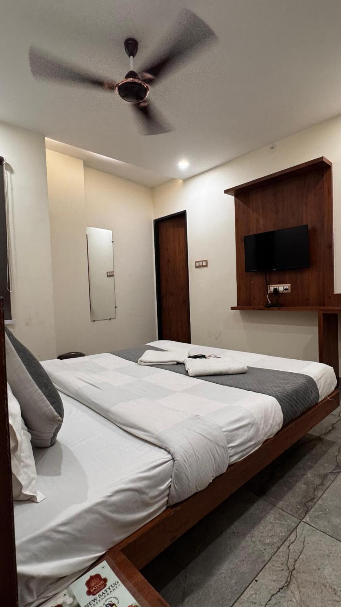 Hotel Prakasham Удджайн Экстерьер фото